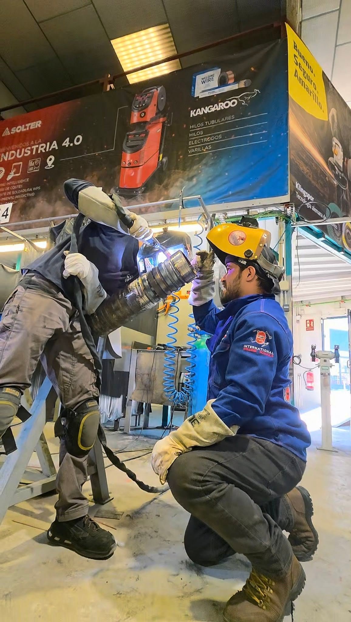 Alumnos BIMDEC realizando prácticas técnicas