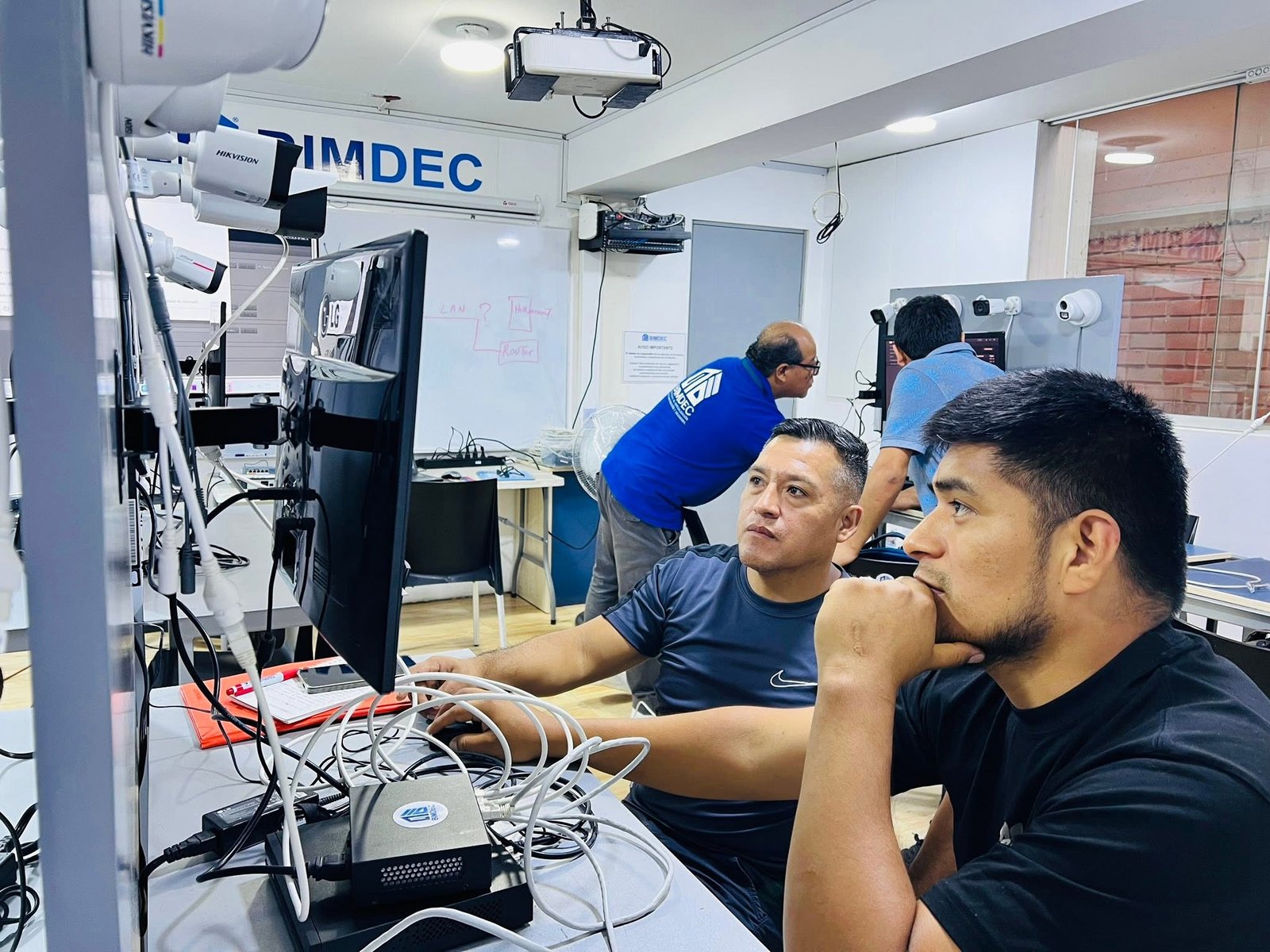 Docente BIMDEC guiando alumnos